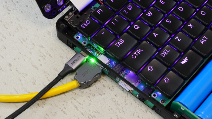 Das Anschlussmodul auf der linken Seite des MNT Reform Next